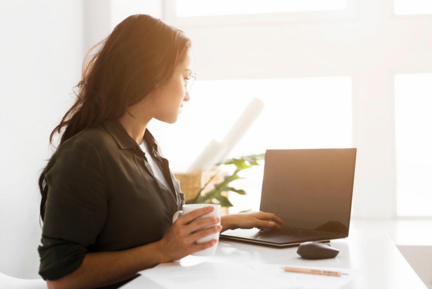 Teilnehmer arbeiten gemeinsam an Budgetplanungsübungen während eines Workshops